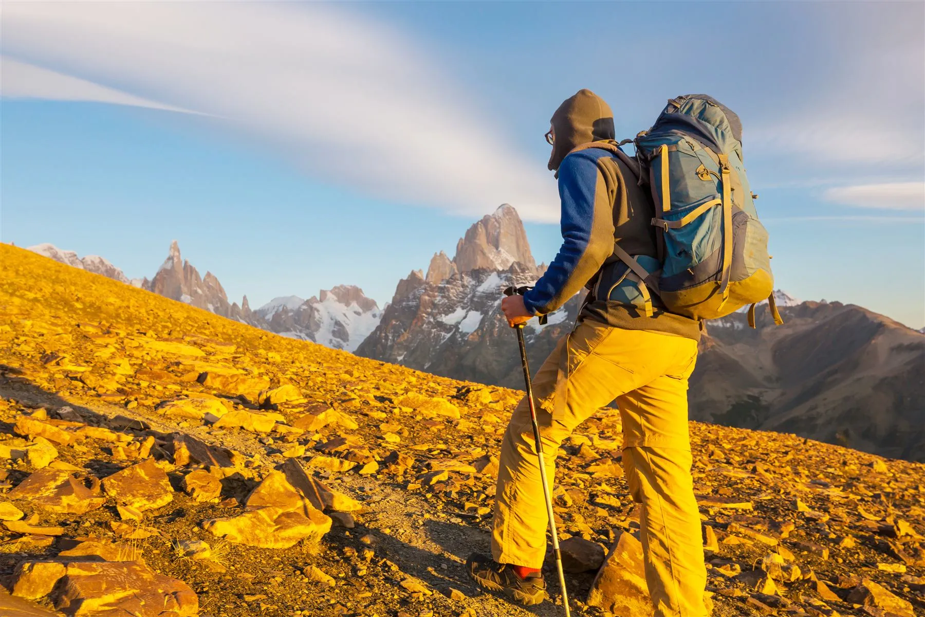 Caminhante com mochila diante do Fitz Roy